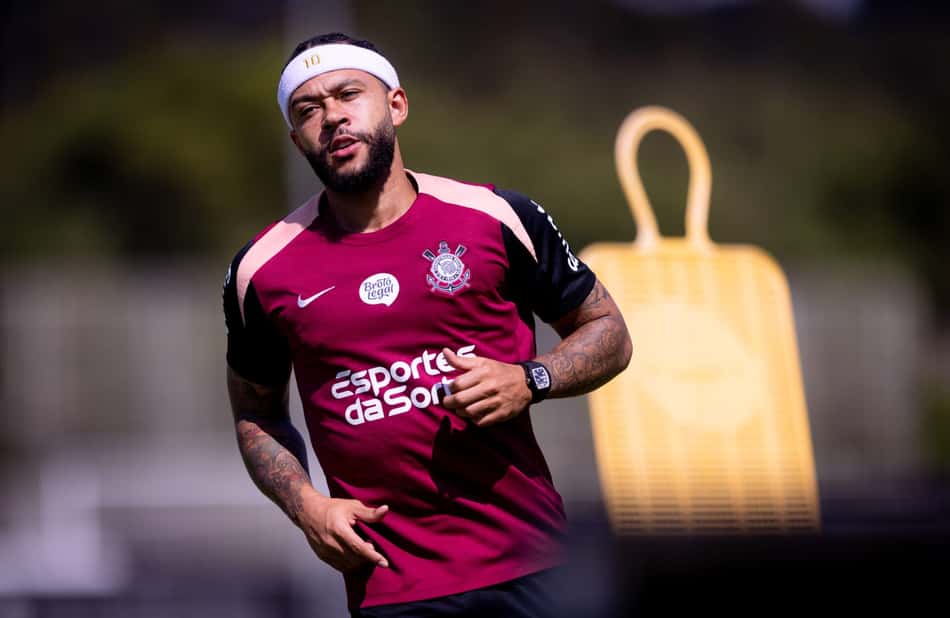 Memphis Depay durante treinamento no Corinthians
