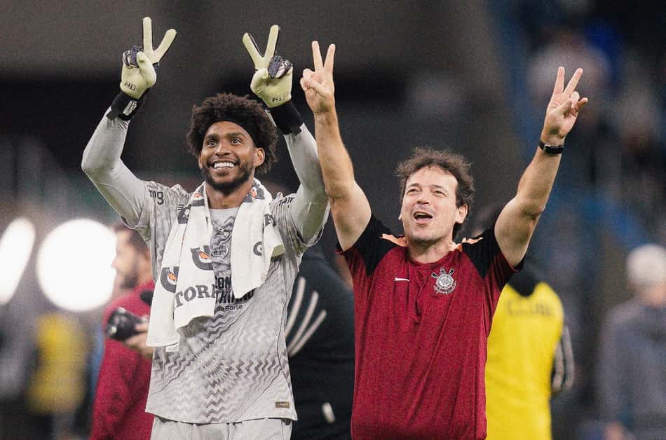 Hugo Souza e Fernando Diniz após o confronto no Rio Grande do Sul (Foto: Victor Lannes/Agência Corinthians)