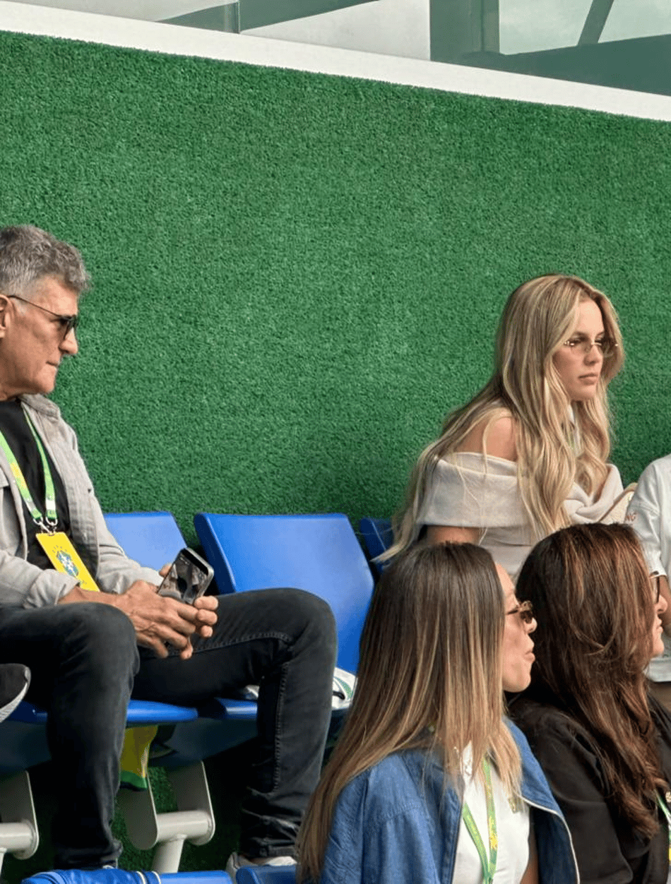 Letícia Carvalho de blusa bege e de óculos escuros