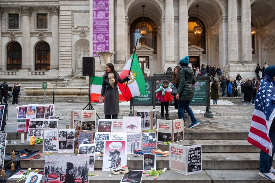 Legenda: (Novo) Vigília em Nova York em luto pelos milhares de iranianos mortos em protestos antigovernamentais e repressão violenta. 21 de fevereiro de 2026, Nova York, EUA: Um memorial temporário foi erguido enquanto expatriados e apoiadores iranianos se reuniam para lamentar os milhares de manifestantes iranianos mortos em meio à repressão violenta aos protestos antigovernamentais, nos degraus da Biblioteca Pública de Nova York, em 21 de fevereiro de 2026, na cidade de Nova York. (Crédito: m10s / thenews2) (Foto: M10s/Thenews2/Folhapress)