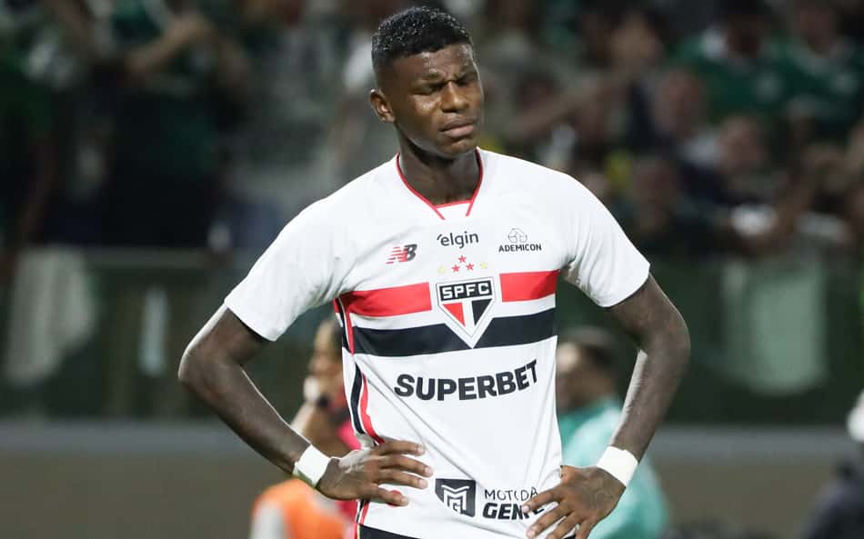 Arboleda no Vitória? Entenda a situação do zagueiro do São Paulo