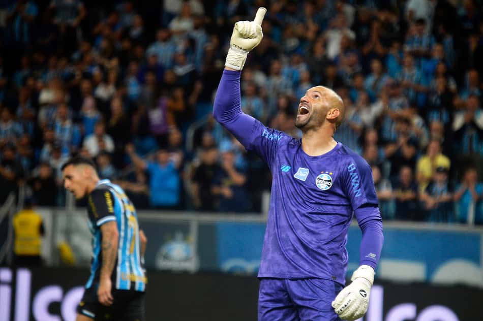 Weverton com a camisa do Grêmio