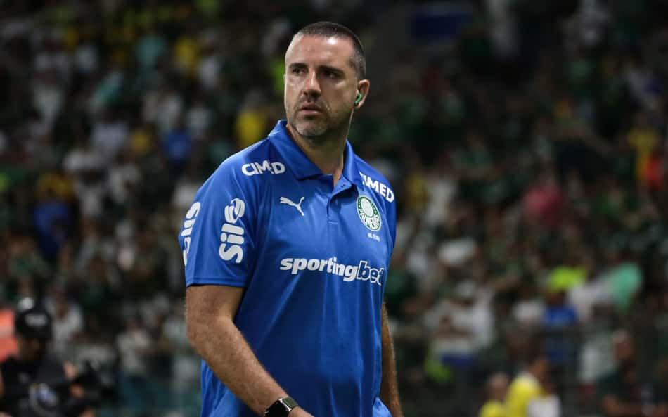 Auxiliar de Abel critica horário de jogo de Remo x Palmeiras e ataca o VAR: 'Faltou não ser incompetente'