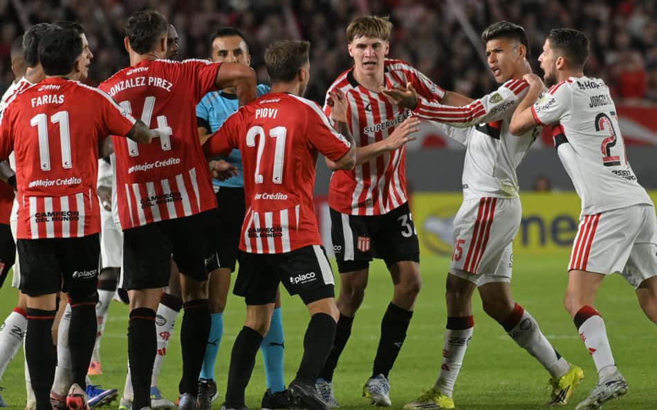 Jogadores de Estudiantes e Flamengo discutem durante partida da Libertadores, no Estádio Jorge Luis Hirschi (Foto: Nacho Amiconi/DiaEsportivo/Folhapress)