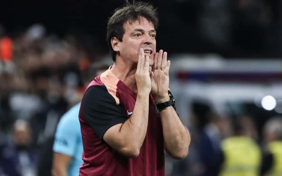 Diniz detona arbitragem e cobra ações após derrota do Corinthians: 'Absurdo'