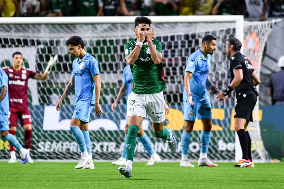 Flaco López marca o primeiro gol do Palmeiras na partida contra o Santos. (Foto: Roberto Casimiro /Fotoarena/Folhapress)