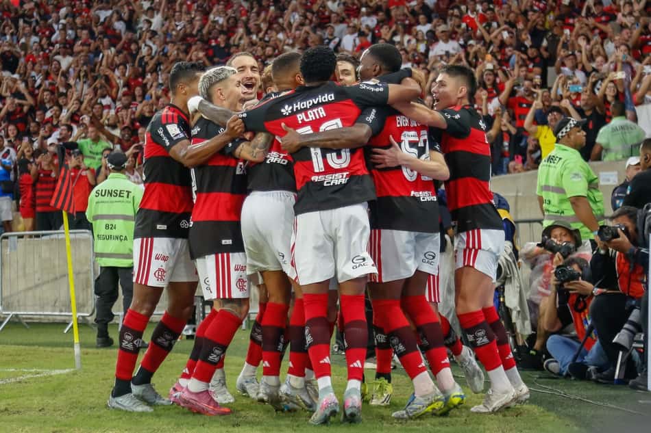 Jogadores do Flamengo comemoram gol contra o Vasco (Foto:Mauro Silva/Prime Fotografias/MyPhoto Press/Folhapress)