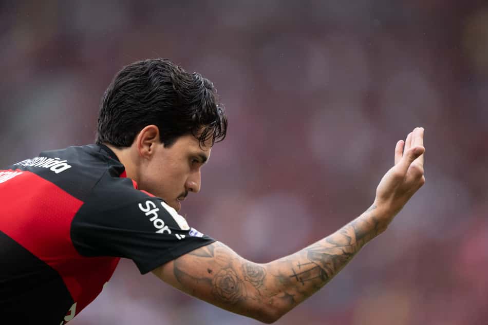 Pedro fez o primeiro gol do Flamengo contra o Vasco aos oito minutos de jogo (Foto: Jorge Rodrigues/AGIF/Folhapress)