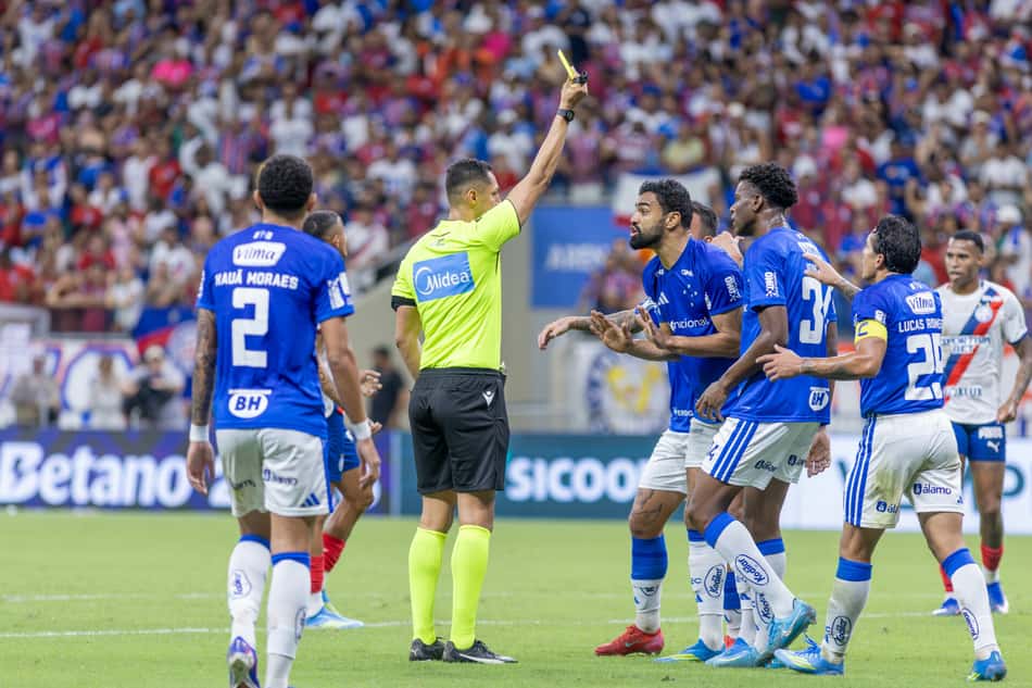 Fabrício Bruno fez pênalti em William José (Foto: Marcio Jose/AGIF/Folhapress)