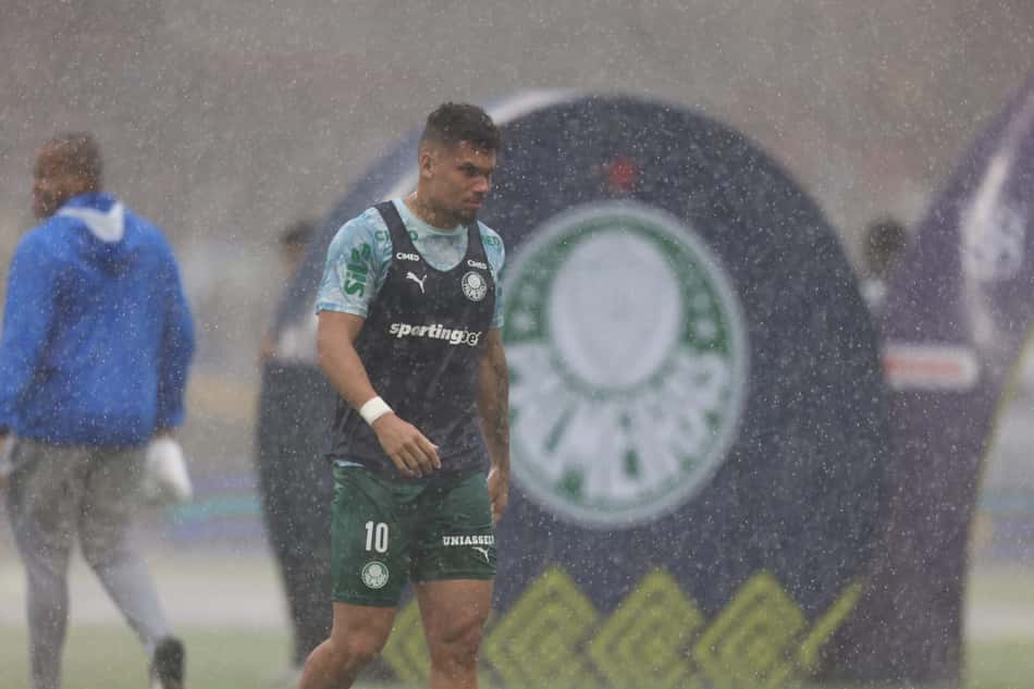 Paulinho, do Palmeiras, durante aquecimento para a partida contra o Remo no Mangueirão pelo Campeonato Brasileiro 2026. (Foto: Fernando Torres/AGIF/Folhapress)