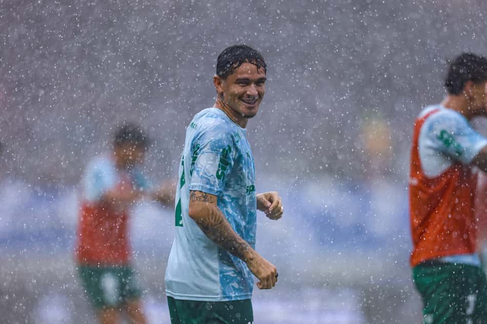 Jogo começou com atraso devido a chuva (Foto: Fernando Torres/AGIF/Folhapress)