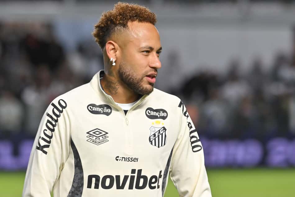 Neymar durante aquecimento antes de partida do Santos
