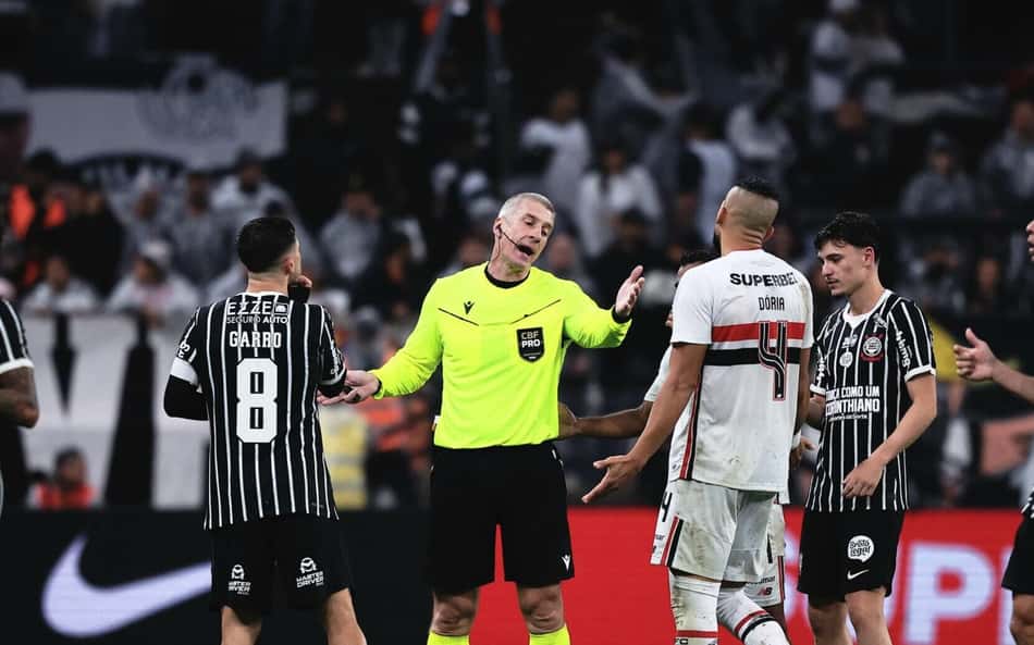 Decisão de Daronco em Corinthians x São Paulo vira assunto: 'Várzea"
