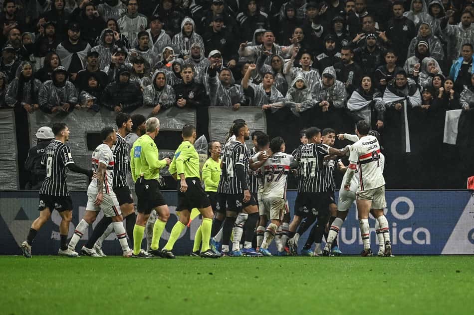 Confusão entre os jogadores aconteceu após o gol de Luciano (Foto: Roberto Sungi/AtoPress/Folhapress)