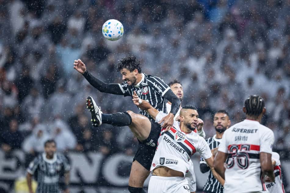 disputa de bola em cabeçada corinthians e sao paulo