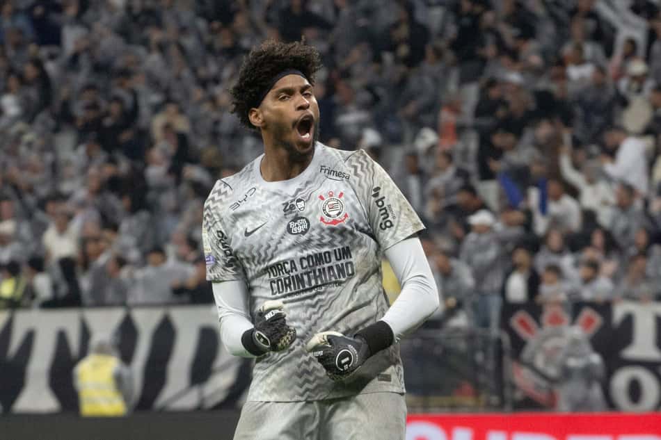 Hugo Souza usou uniforme cinza contra o São Paulo (Foto: Bruno Escolástico/E.Fotografia/Folha Press)
