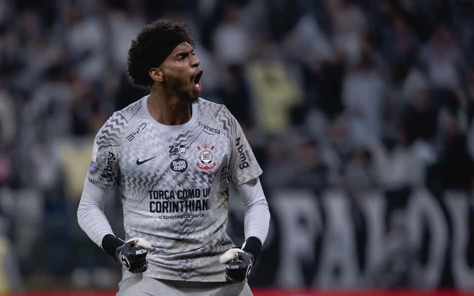 Hugo Souza utilizou uniforme cinza contra o São Paulo (Foto: Ettore Chiereguini/AGIF/Folhapress)