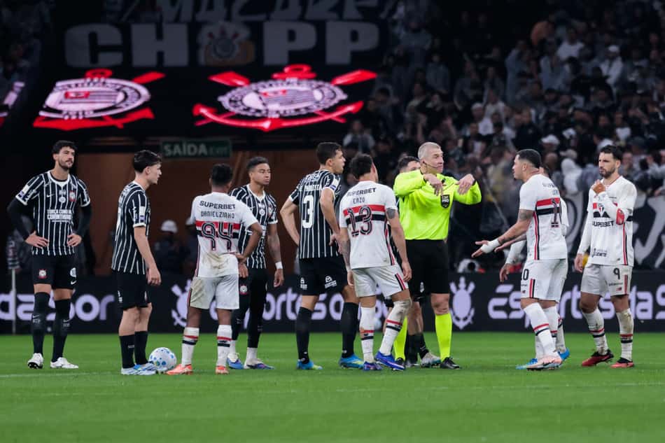 Corinthians x São Paulo foi marcado por polêmcias (Foto: Marcello Zambrana/AGIF/Folhapress)