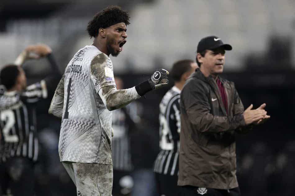 Hugo Souza é o "dono" da defesa do Corinthians (Foto: Marco Galvão /Fotoarena/Folhapress)