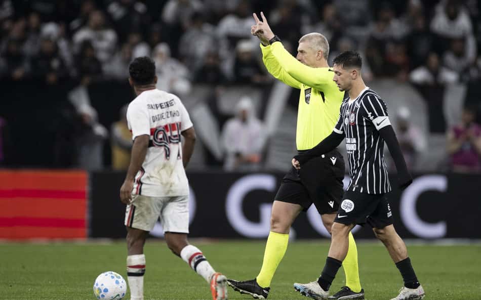 Corinthians x São Paulo: árbitro relata objetos lançados no gramado da Neo Química Arena