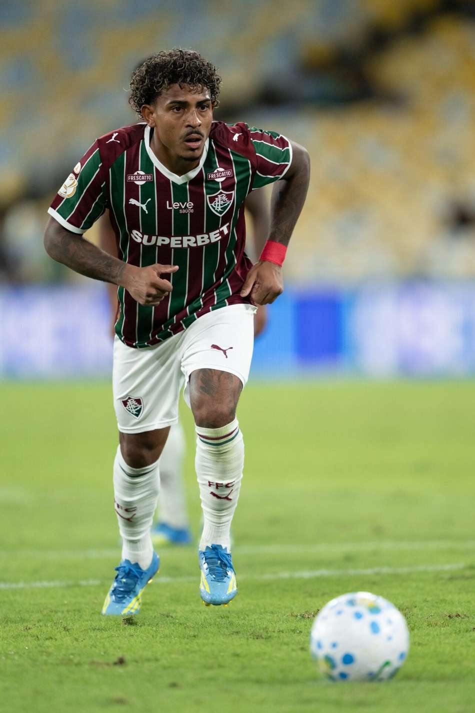 John Kennedy em cobrança de pênalti para o Fluminense (Foto: Jorge Rodrigues/AGIF/Folhapress)