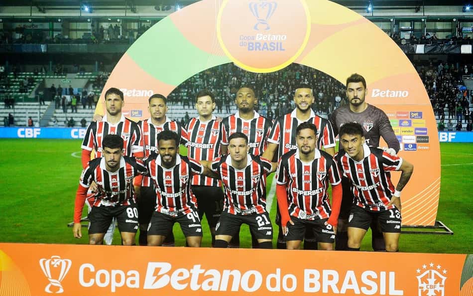 Time do São Paulo perfilado antes de enfrentar o Juventude (Foto: Donaldo Hadlich/Código 19/Folhapress)