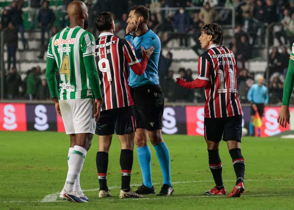 Jogador do São Paulo foi expulso aos 44 do primeiro tempo (Foto: Luiz Erbes/AGIF/Folhapress)