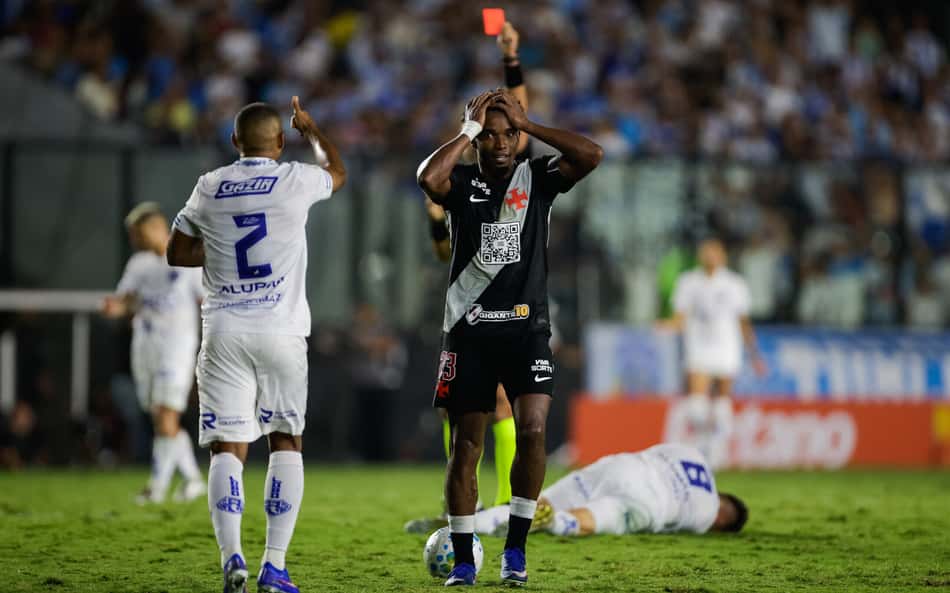 Thiago Mendes lamenta expulsão na partida contra o Paysandu (Foto: Ruano Carneiro / Carneiro Images/Fotoarena/Folhapress)