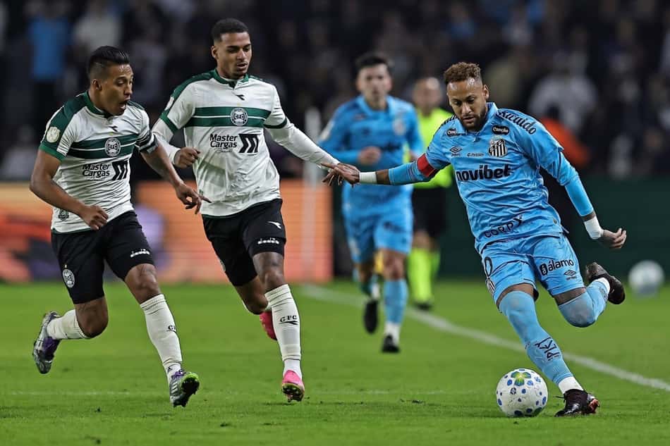 Neymar durante a partida entre o Santos e o Coritiba pela Copa do Brasil. (Foto: Heuler Andrey/DiaEsportivo/Folhapress)
