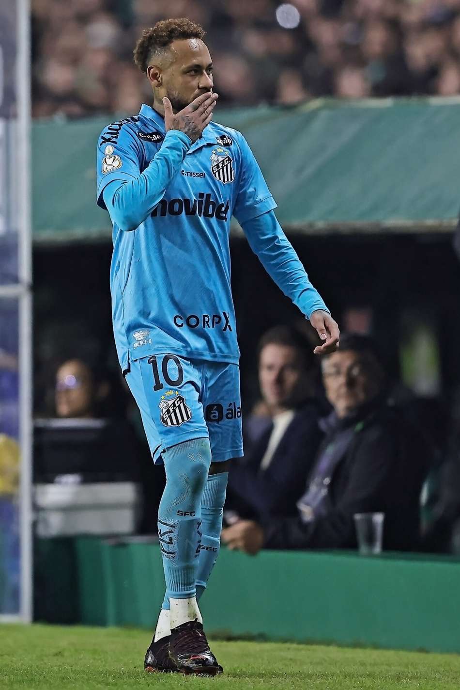Neymar manda beijos para a torcida do Coritiba no Couto Pereira. (Foto: Heuler Andrey/DiaEsportivo/Folhapress)
