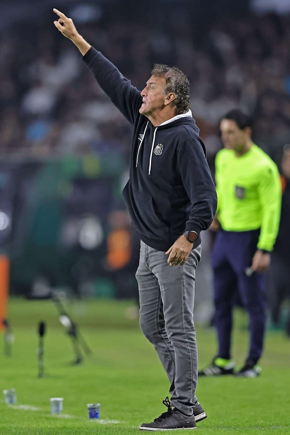 Cuca durante a vitória do Santos diante do Coritiba. (Foto: Heuler Andrey/DiaEsportivo/Folhapress)