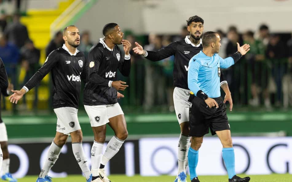 Gol perdido em eliminação do Botafogo gera revolta na web: 'Inacreditável'