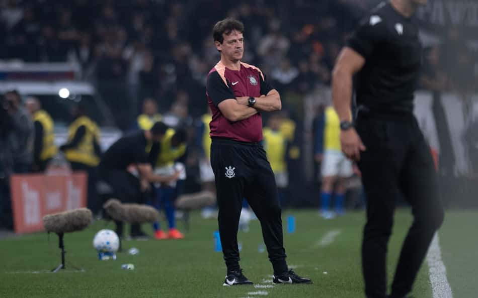 Diniz e Gabriel Paulista discutem durante jogo do Corinthians: 'Levanta a mão de novo para ver'