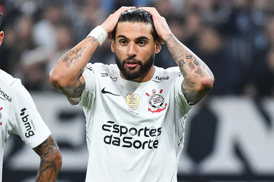 Yuri Alberto com a mão na cabeça durante um jogo do Corinthians