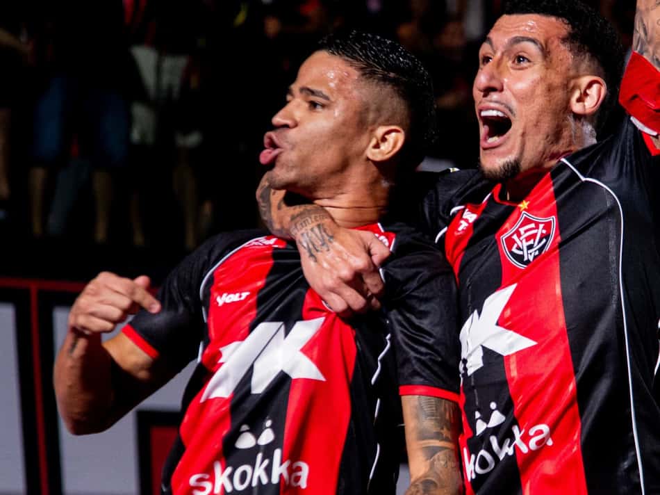 Jogadores do Vitória comemoram gol sobre o Flamengo na Copa do Brasil (Foto: Jhony Pinho/AGIF/Folhapress)