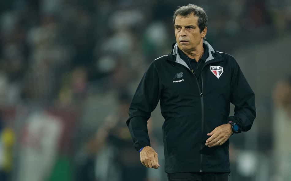 Assista na íntegra à coletiva de Milton Cruz, auxiliar do São Paulo, após derrota