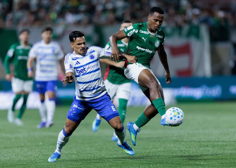 Jhon Arias disputa bola em Palmeiras x Cruzeiro (Foto: Vilmar Bannach/Ekobanpress/Folhapress).