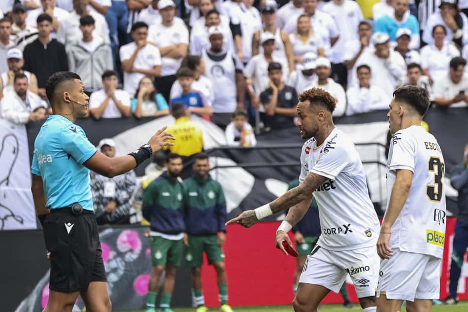 Camisa 10 do Peixe, Neymar, saiu lesionado na segunda etapa (Foto: Leco Viana/Thenews2/Folhapress)