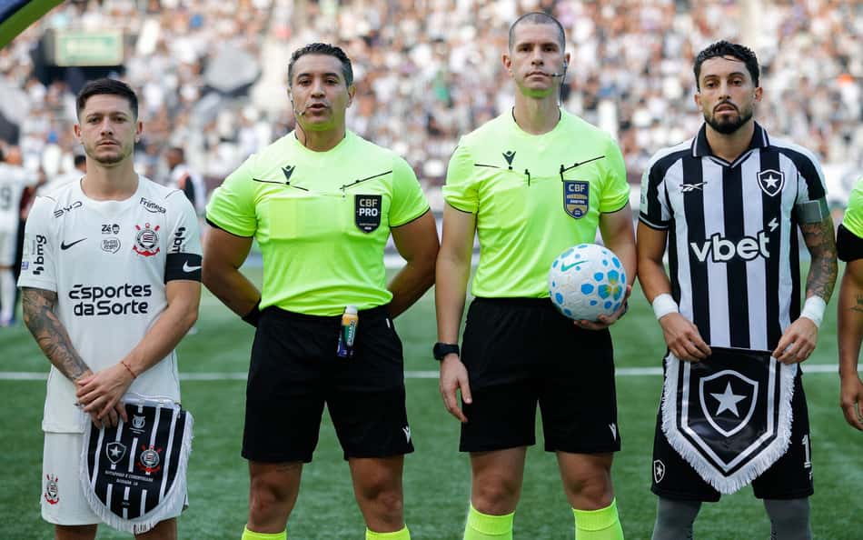 Decisão da arbitragem em Botafogo x Corinthians repercute: 'Claro'