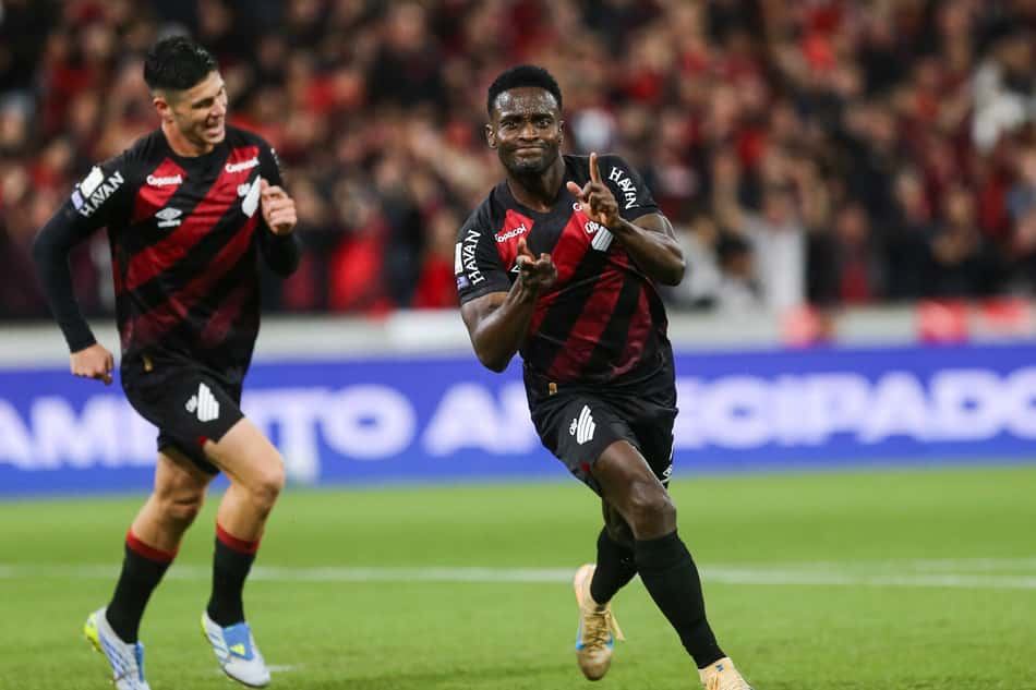 Mendoza abriu o placar em Athletico-PR x Flamengo (Foto: Geraldo Bubniak/AGB/Folhapress)