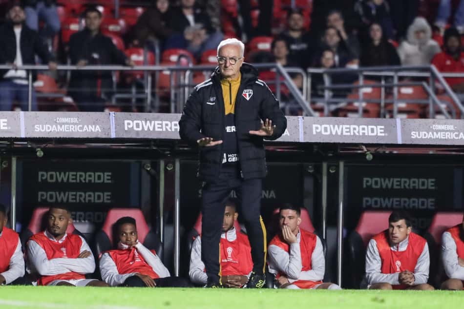 Dorival à beira do gramado no Morumbis pelo São Paulo