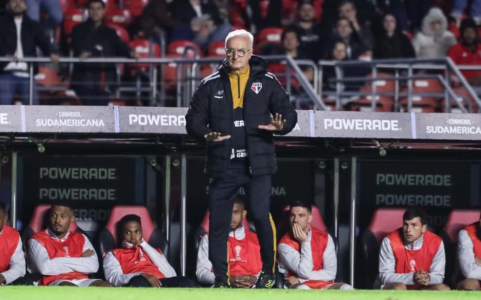 Dorival à beira do gramado no Morumbis pelo São Paulo