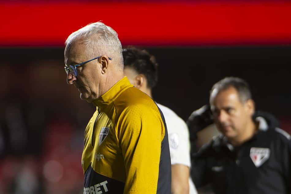 Dorival Júnior no comando do São Paulo à beira do gramado