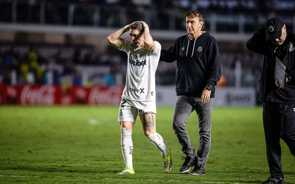Cuca rebate críticas por substituição de Rollheiser no empate do Santos: 'Acham que sou burro?'