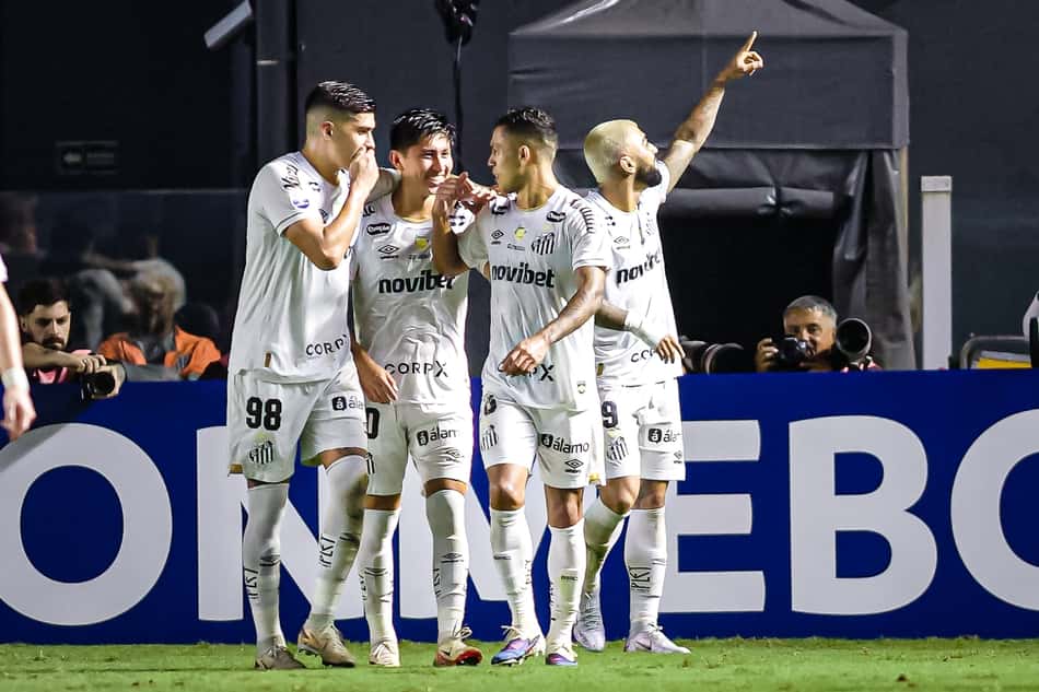 Jogadores do Santos comemoram gol contra o San Lorenzo (Foto: Phd Press/Thenews2/Folhapress)