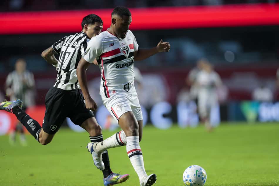 SP - SAO PAULO - 23/05/2026 - BRASILEIRO A 2026, SAO PAULO X BOTAFOGO - Sabino jogador do Sao Paulo durante partida contra o Botafogo no estadio Morumbi pelo campeonato Brasileiro A 2026. (Foto: Marco Miatelo/AGIF/Folhapress)