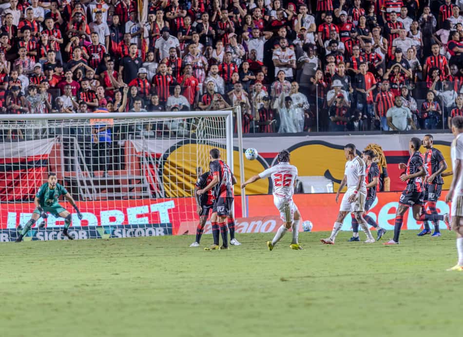 Bernabei durante partida entre Vitória x Internacional pelo Campeonato Brasileiro 