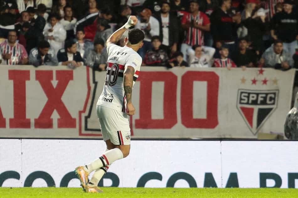 Luciano comemora gol pelo São Paulo