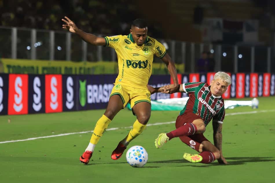Jogadores disputam bola em Mirassol e Fluminense (Foto: Alex Pelicer/Agencia F8/Folhapress)