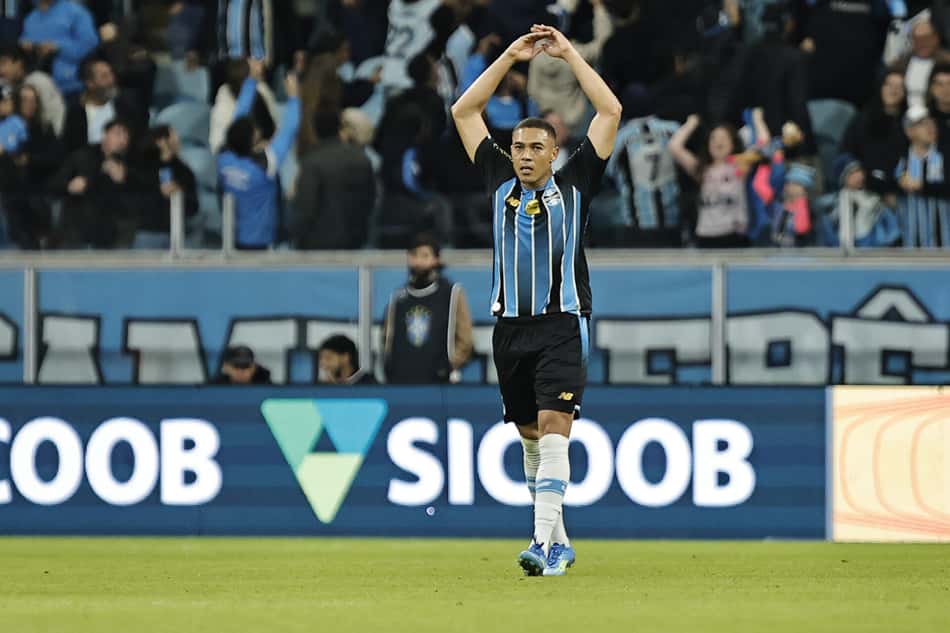Carlos Vinicius comemora gol do Grêmio diante do Santos, pelo Brasileirão. (Foto: Roberto Vinicius/AGIF/Folhapress)